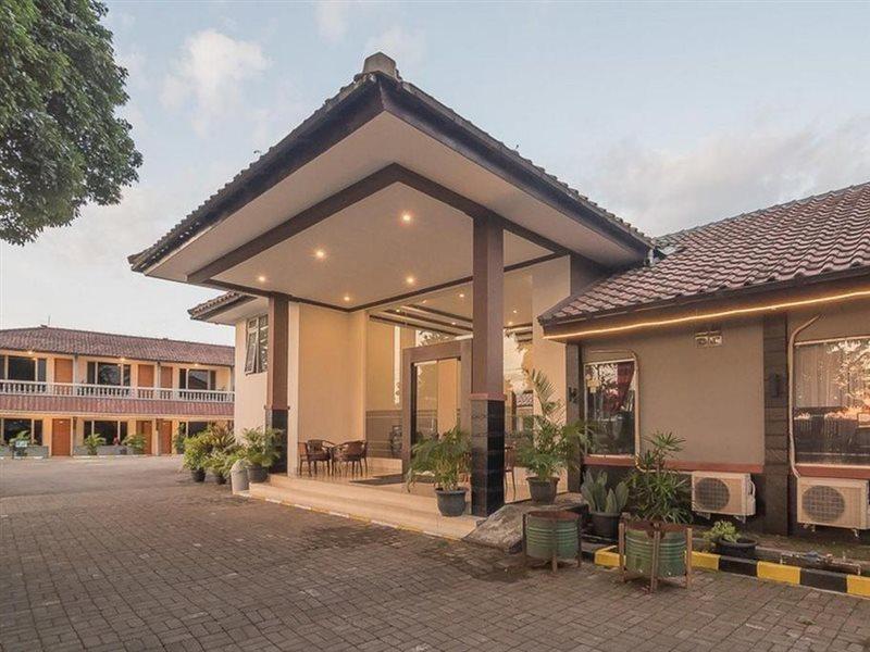 Hotel Reddoorz Near Alun Alun Subang Esterno foto