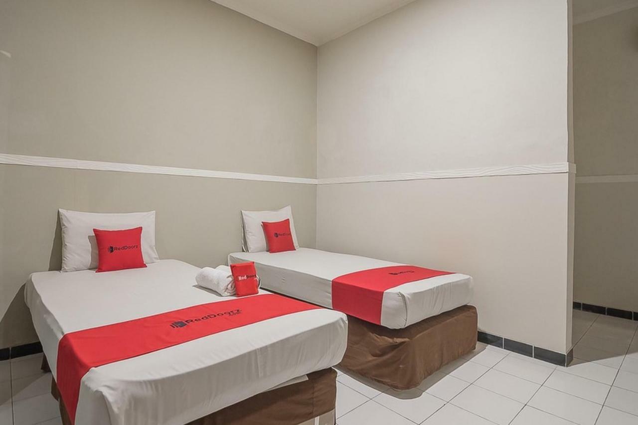 Hotel Reddoorz Near Alun Alun Subang Esterno foto