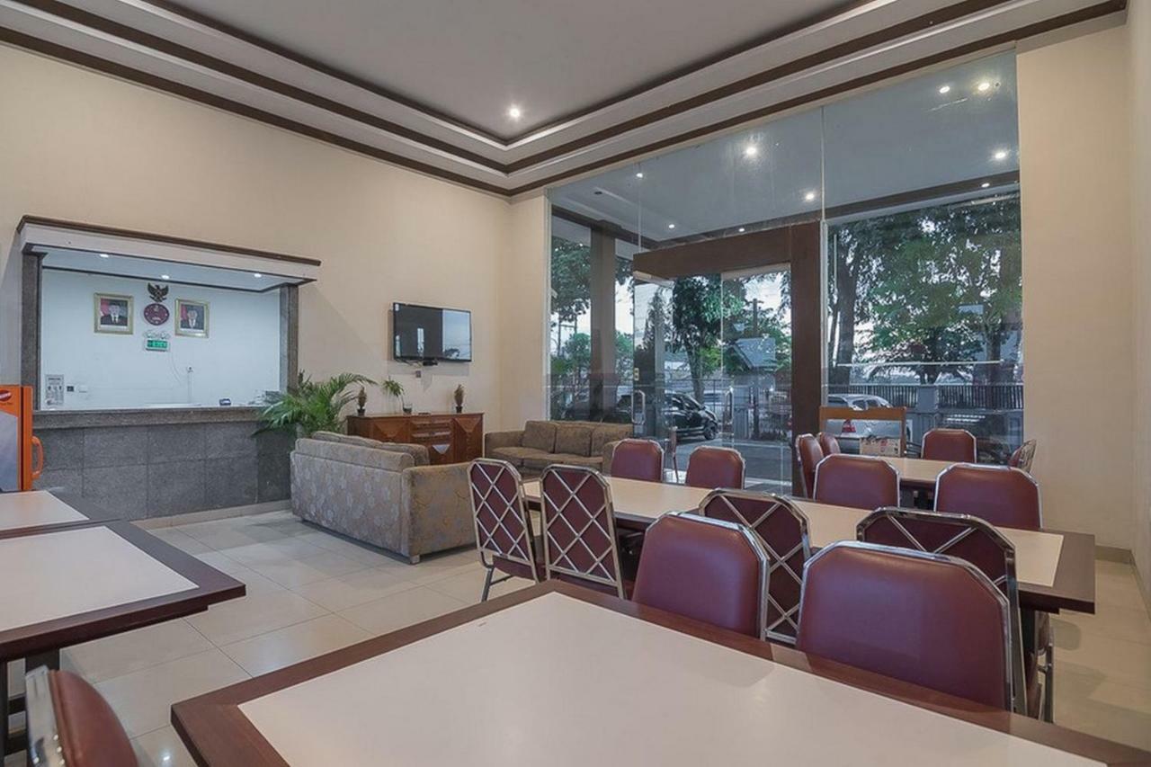 Hotel Reddoorz Near Alun Alun Subang Esterno foto