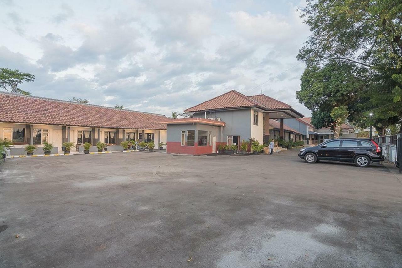 Hotel Reddoorz Near Alun Alun Subang Esterno foto