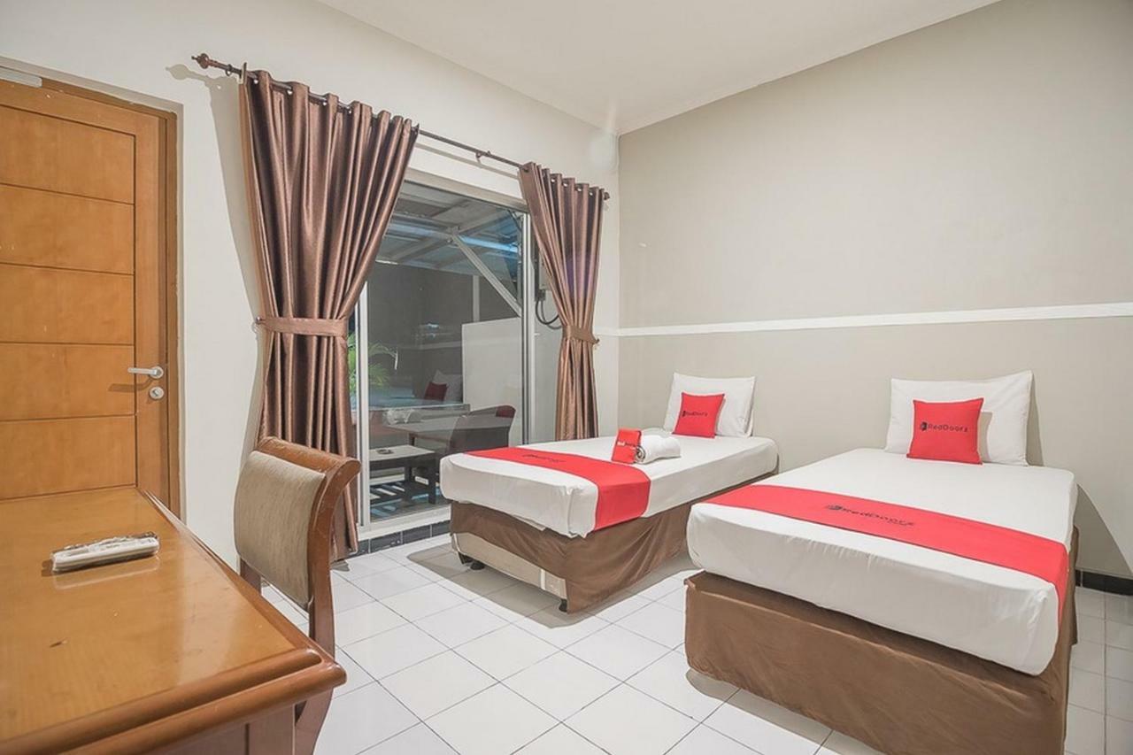 Hotel Reddoorz Near Alun Alun Subang Esterno foto