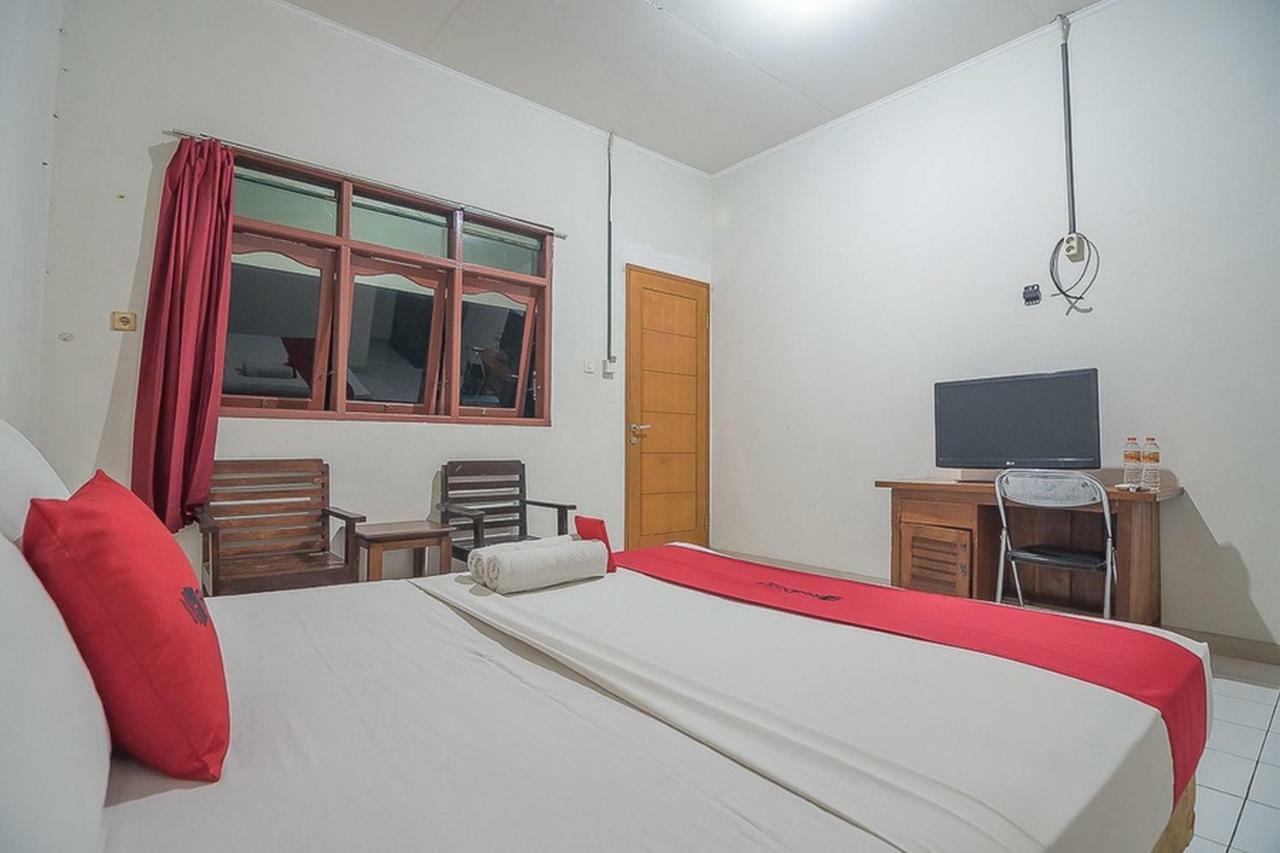 Hotel Reddoorz Near Alun Alun Subang Esterno foto