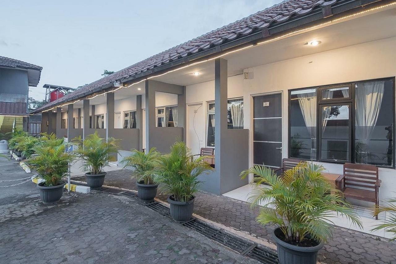 Hotel Reddoorz Near Alun Alun Subang Esterno foto