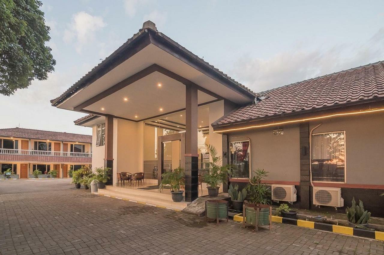 Hotel Reddoorz Near Alun Alun Subang Esterno foto