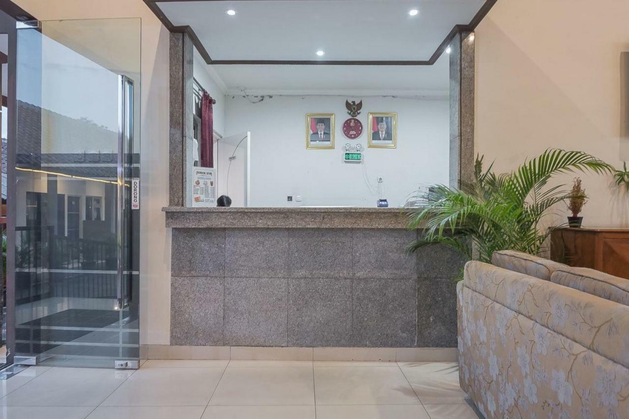 Hotel Reddoorz Near Alun Alun Subang Esterno foto