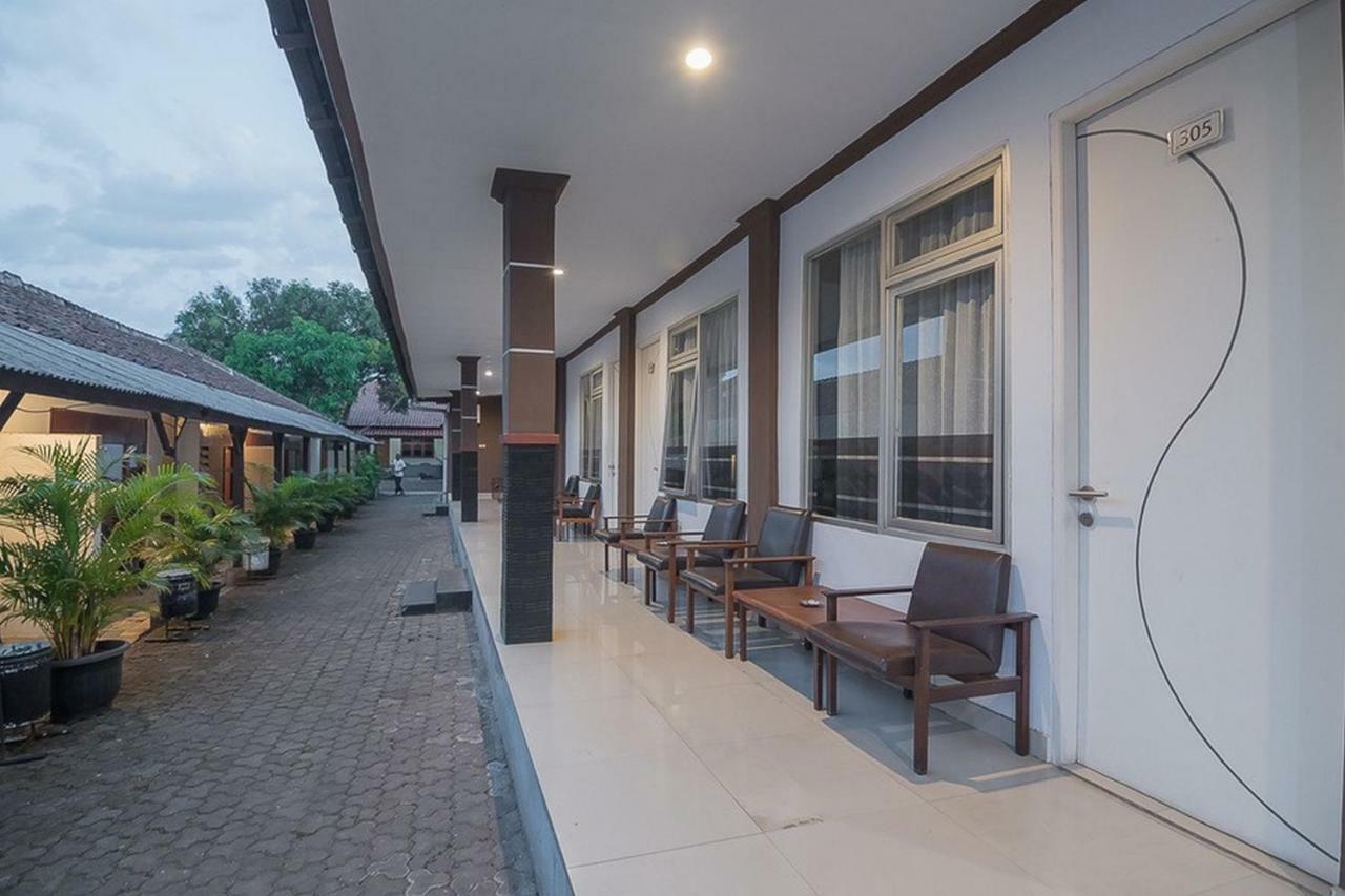 Hotel Reddoorz Near Alun Alun Subang Esterno foto