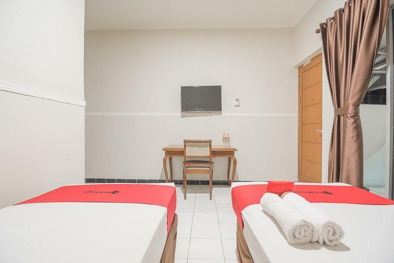 Hotel Reddoorz Near Alun Alun Subang Esterno foto